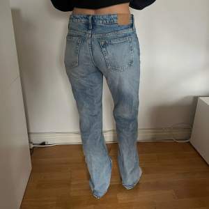 Säljer jätte fina lågmidjade blåa jeans från Weekday,  i storlek W26 L32. Nästintill aldrig använda. Pris kan diskuteras💕