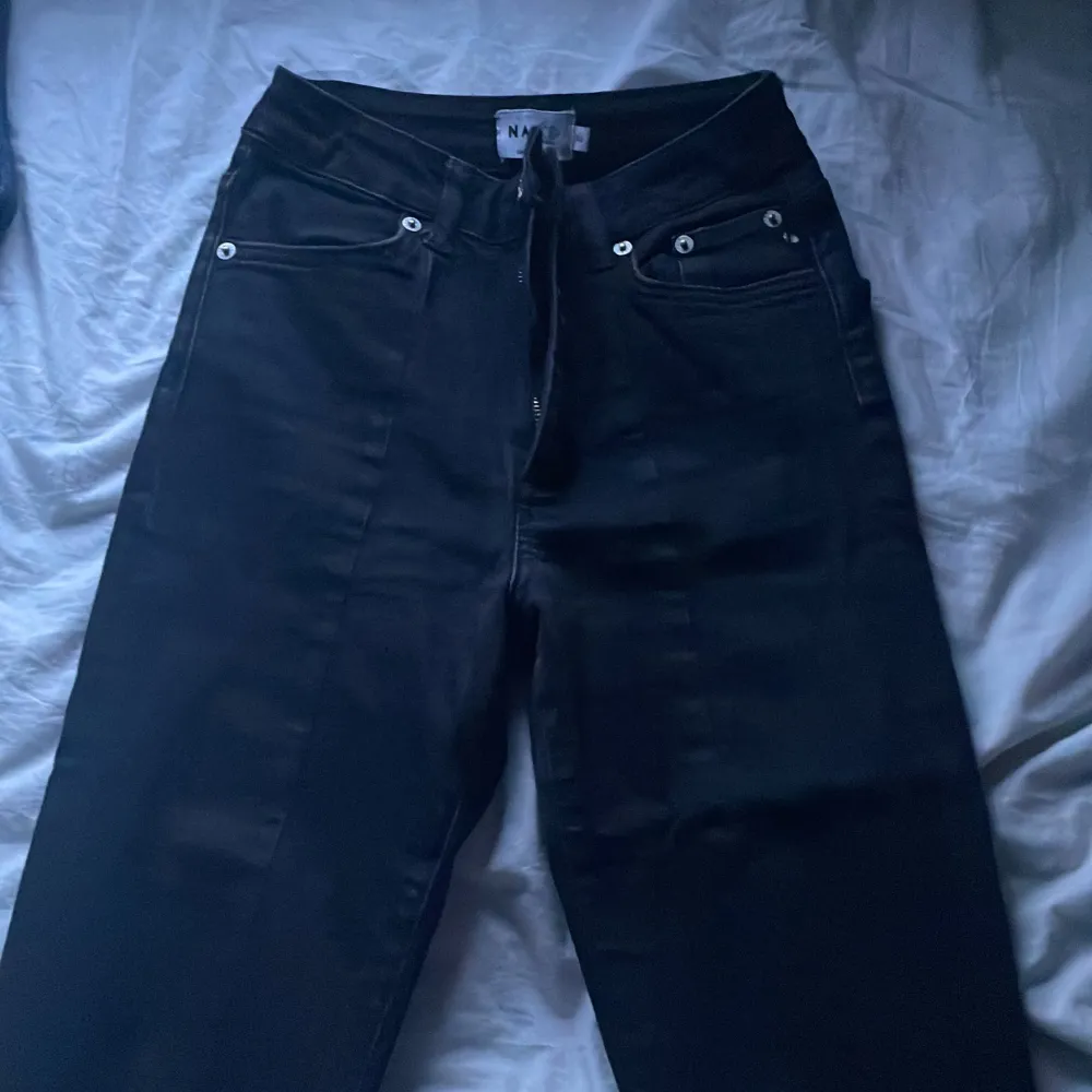 Svarta jeans fårn na-kd i storlek 32, det är en sluta längst ner vid benet. Jeans & Byxor.
