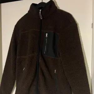 En fin brun jacka, liknande Teddy. Från lager 157.