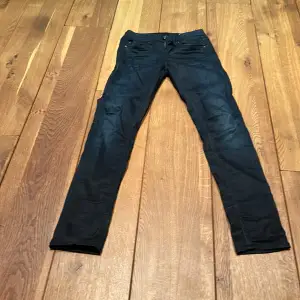 Jätte snygga svarta lågmidjade jeans ifrån G-star. Jag har använt dem 1 gång men dem är nu för små för mig. Nypris ca 800kr