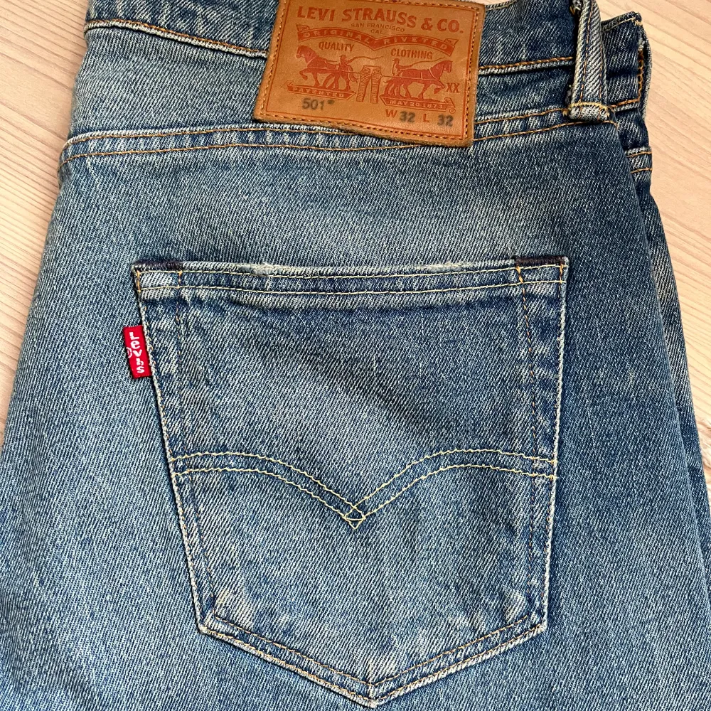 Använda några gånger men i väldigt bra skick! Raka jeans från Levis men låg midja. Jeans & Byxor.