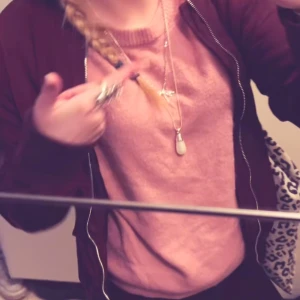 Vinröd bomberjacka  - Såå snygg bomberjacka😍 strl m men passar s snyggt oversized😍😍använder inte så mycket därför säljer jag den, hör av dig vid frågor, pris går att diskutera 💕