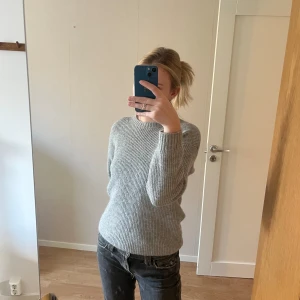 Grå stickad tröja - Grå stickad tröja från h&m. Knappt använd. Sitter jätte fint och är super skön! Sitter som en S/M Nypris: 350kr