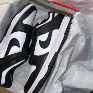 Nike Dunks - Jätte fina Nike dunks i storlek 38 använd 1 gång, små på mig därav har jag behövt köpa nya i storlek 39 o vill gärna sälja dessa 