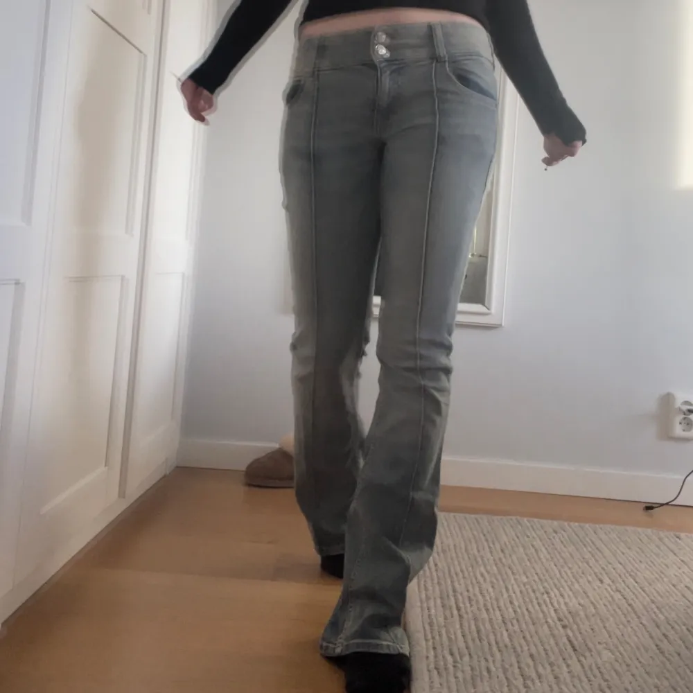 Säljer dessa bootcut Lågmidjade bershka jeans storlek 36. Jeans & Byxor.