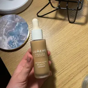 Jätte fin serum foundation med ett jätte fint glow, använts en gång då den är för mörk för mig🩷 