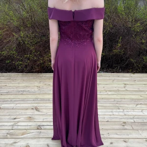 Vinröd Balklänning - Helt oanvänd med lappen kvar. Superfin balklänning. Inte uppsydd, jag är 163 och har på mig 7 cm klackar på bilden och den når fortfarande marken, så väldigt lång. 🥰