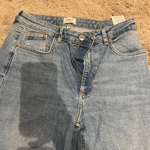Jeans - Dem är i storlek M men passar även i L. Dem är fina och bra passform. Använt dem 2 gånger