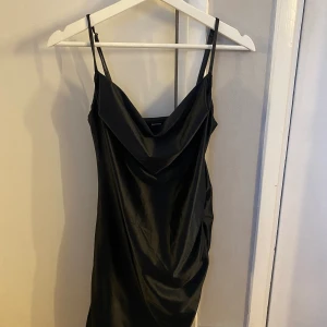 Coctailklänning - Säljer nu en jättefin Coctailklänning från bikbok som aldrig kommit till användning, därav priset💕💕