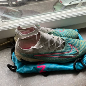 Nike Fotbollsskor  - Säljer Nike phantom skor i storlek 41. Skorna är i andvänt skick. Det är elite modellen och  ny pris ligger på cirka 3200kr