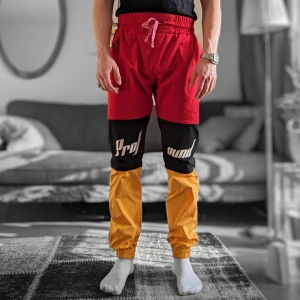 Byxor från Profound - Feta streetwear byxor från Profound clothing. Har lite fläckar nere vid muddarna men annars bra skick. Ordinarie pris 999kr.  Jag på bilden är 182 cm lång och väger 75 kg.