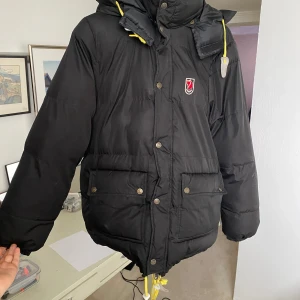 Fjällräven dunjacka  - Lite ojämnt fördelat dun men annars väldigt bra skick. Stor i storleken, passar mig som vanligtvis har M 