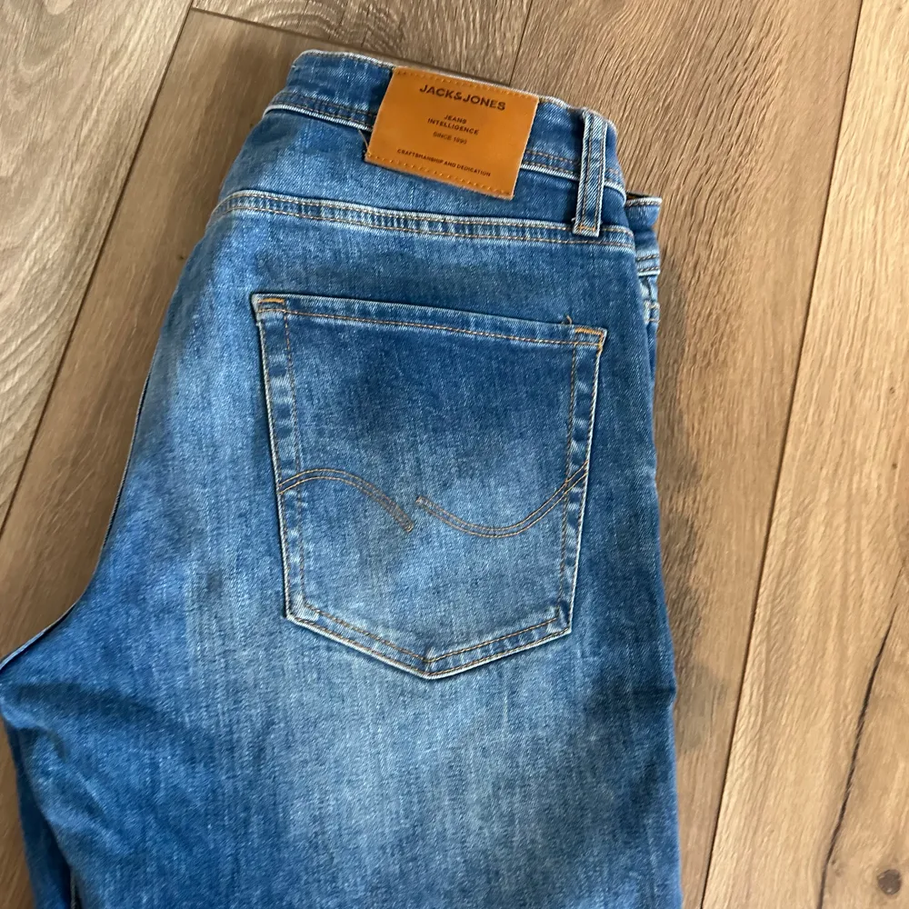 Säljer ett par jeans från Jack and Jones i schysst model: ”Mike”. Storlek W32/L34. Jeans & Byxor.