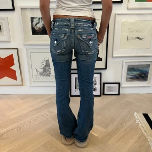 Lowwaist bootcut jeans - Lowwaist bootcut jeans med så snygga fickor där bak!! Älskart!