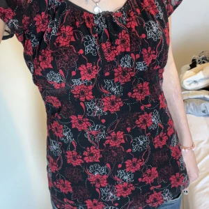 Blommig topp/blus  - En jätte fin tröja som jag nu måste sälja då den är för stor för mig 