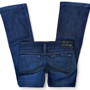 Mörblåa Lågmidjade raka jeans vintage från lee, jättebra skick // strl S Midja 36cm, innerbenslängd 76, längd 96💞 