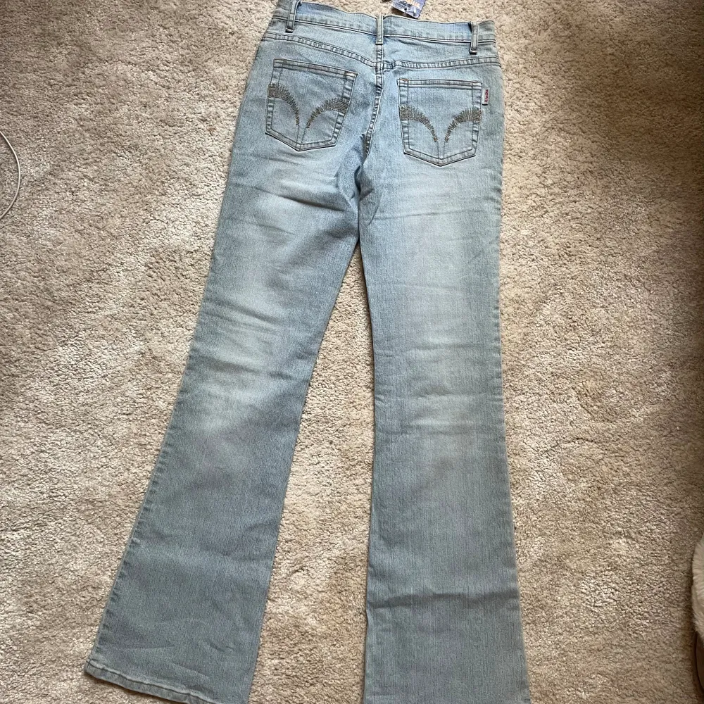 Supercoola jeans från märket ”XinDa Jeans” vintage, köpta i paris dyrt, helt perfekt skick, prislapp kvar använd fåtal ggr. Sååå najs passform, stretchiga och SÅÅ långa, lågmidjade, är själv lång o sitter najs på mig!!!💟💟💟 . Jeans & Byxor.