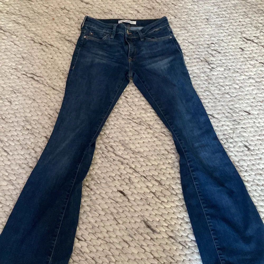 Säljer dessa jätte fina mörk blå jeans i storlek 32-34💕 Säljer dessa pågrund av att de har blivit för små 💕. Jeans & Byxor.