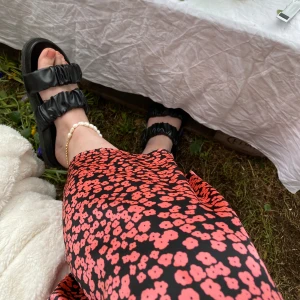 Satinkjol 💕 - Fin satinkjol! Nypris 399kr. Finns några defekter i kjolen! Se sista bilden! Dock inget som syns vid användning (enligt mig)! Jag tycker färgen gör sig mest rättvis på bild 1! 🌷💕dragkedja på sidan!