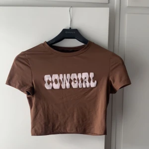 Topp med tryck  - Oanvänd! ☺️Söt liten topp från Shein - därav lågt pris! Tröjan är croppad! Skriv vid frågor eller andra funderingar ⭐️