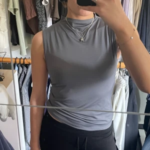 Snygg Topp - Skitsnygg topp från Weeekday som knappt är använd. Hör gärna av er vid frågor☺️