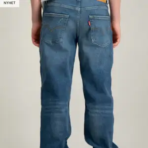 Hej. Säljer nu mina fina levis jeans då jag aldrig använder de. Dom är i super skick och har bara använts ca 5 gånger. Nypris=730 Mitt pris= 350
