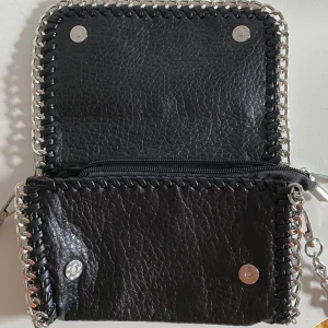 Stockholmsstil väska  - Säljer denna fina väska från Tiamo! Nästan aldrig använd, inga missfärgningar, köpt för ca 400 :- kan gå ner i pris💘