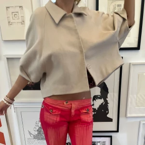 Kortärmad kappa - Köpte denna cashmere kappan i Paris, nypris 6500kr, så snygg passar till allt!!