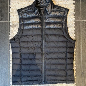 J.Lindeberg Väst & Replay Jeans - Snygg väst från J.Lindberg som passar perfekt nu till våren/sommaren, använd fåtal gånger, som ny, storlek M