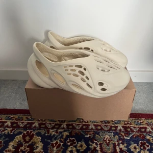 YEEZY FOAM RNNR US9🌊🧽🧽🧽🧽 - mannneeeennnnnnn dom skönaste skorna någonsin. solen kommer snart dags o klippa några feta kicks🧽🧽 US9 sitter som en shmäck💯 väger ingenting perfekta för allt ❤️☀️ sexxxiga som ba den