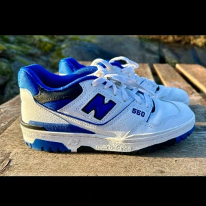New balance 550 - Blåa new balance 550. Nyskick använda 1 gång. Storlek 38,5