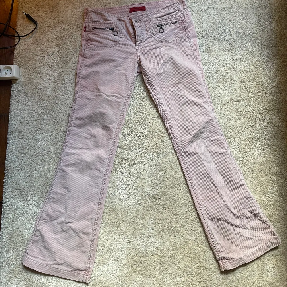 Snyyyggaste rosa byxorna någonsin💗💗 Sååå sköna och najs o lågmidjade!! Vääldigt långa också. Köpta vintage i paris, köpta dyrt. Svårt att hitta liknande. . Jeans & Byxor.