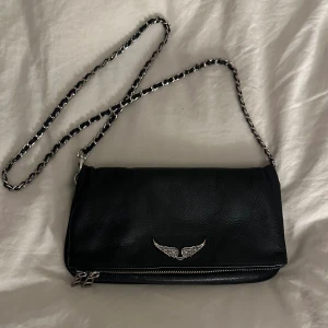 Zadig väska - Säljer min älskade Zadig väska. Den är i bra skick. Perfekt nu till sommaren. Säljer direkt för 2200kr. Jag står för frakt. Hör av er vid frågor❤️