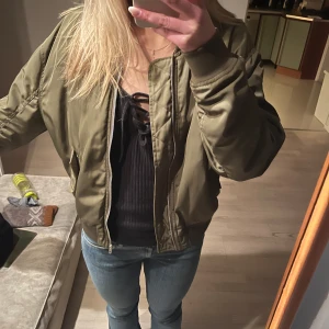 Grön bomberjacka  - Såå snygg grön bomberjacka perfekt inför våren och sommaren!!💕 Jackan är storlek L men passar alla som vill ha lite mer oversized!  