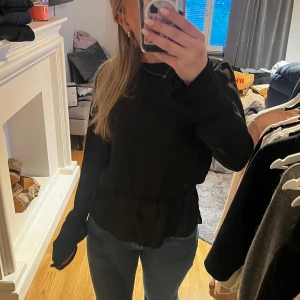blus - en söt svart blus me öppenrygg samt knytning 