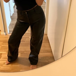 Skinn byxor - Skinn imitation med krokodil mönster, fin passform, från Gina Tricot x Nicki Studios