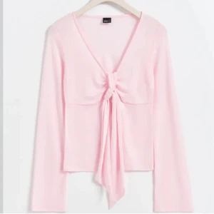 Gina Tricot  - Säljer för har inget kvitto, så kan inte lämna tillbaka. Har aldrig använt. 