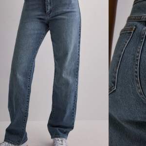 Säljer dessa jeans i fint skick då dem inte passar min stil längre A brand’s jeans som heter high straight erin i storlek w26