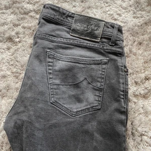Jacob Cohen Jeans. Style: 622 - Säljer dessa feta jeansen från det exklusiva märket Jacob Cohen, handgjorda ifrån Italien. Modellen är 622 vilket är en slimfit modell. DM:a mig för flera bilder eller om du har vilken fråga som helst! Nypris ligger på runt 5200kr.