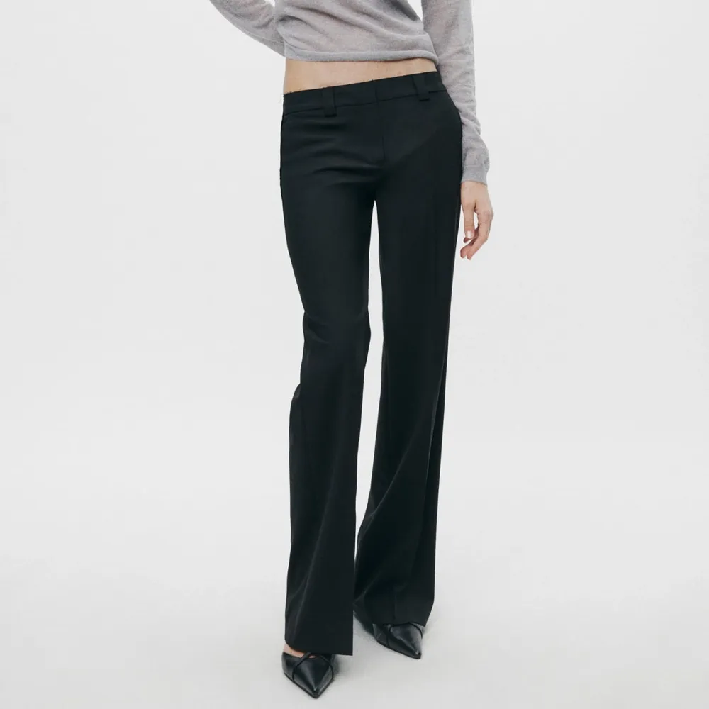 Jättefina kostymbyxor som tyvärr är lite för stora och för långa (är 160 och brukar ha 32)❤️. Jeans & Byxor.