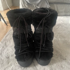 Moonboots🌑!!! - säljer då dessa jätte mysiga moonboots då jag aldrig fått någon användning utan dom, har använt 1-2 gånger och är i helt nyskick! Inköpta förra vintern.✨💗