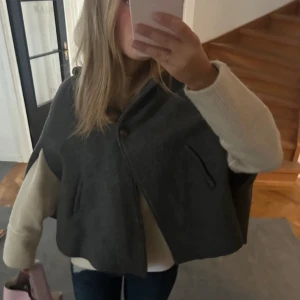 Grå kappa💕💕 - Intressekoll på den här snygga kappan som är helt slutsåld!💞💘Aldrig använd och har inga defekter🫶🏼 Säljer då jag har två exemplar💓 Är i st 164 men passar mig som brukar ha st s 💗Pris kan alltid diskuteras💕💕