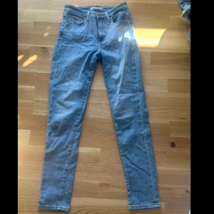 Jeans från Levis - Säljer dessa jeans som jag har växt ur 🩷