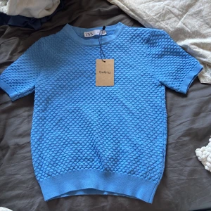 En fin virkad tröja från zara! Köpt från sellpy men passade inte mig i storleken så det är anledningen till att jag säljer - Fin virkad tröja från zara i fint skick!!💗