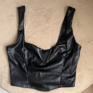 Lädertopp - Tight lädertopp 🖤  