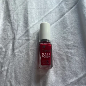 Nagellack i röd - Rött nagellack perfekt till julen, och använda tillfällen såklart. Väldigt fin röd som tyvärr inte kommer till användning 