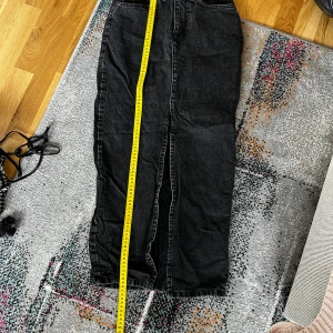 Jeanskjol - Svart lång jeanskjol med slits frpn ASOS, köpt förra våren men aldrig använd så i nyskick😊