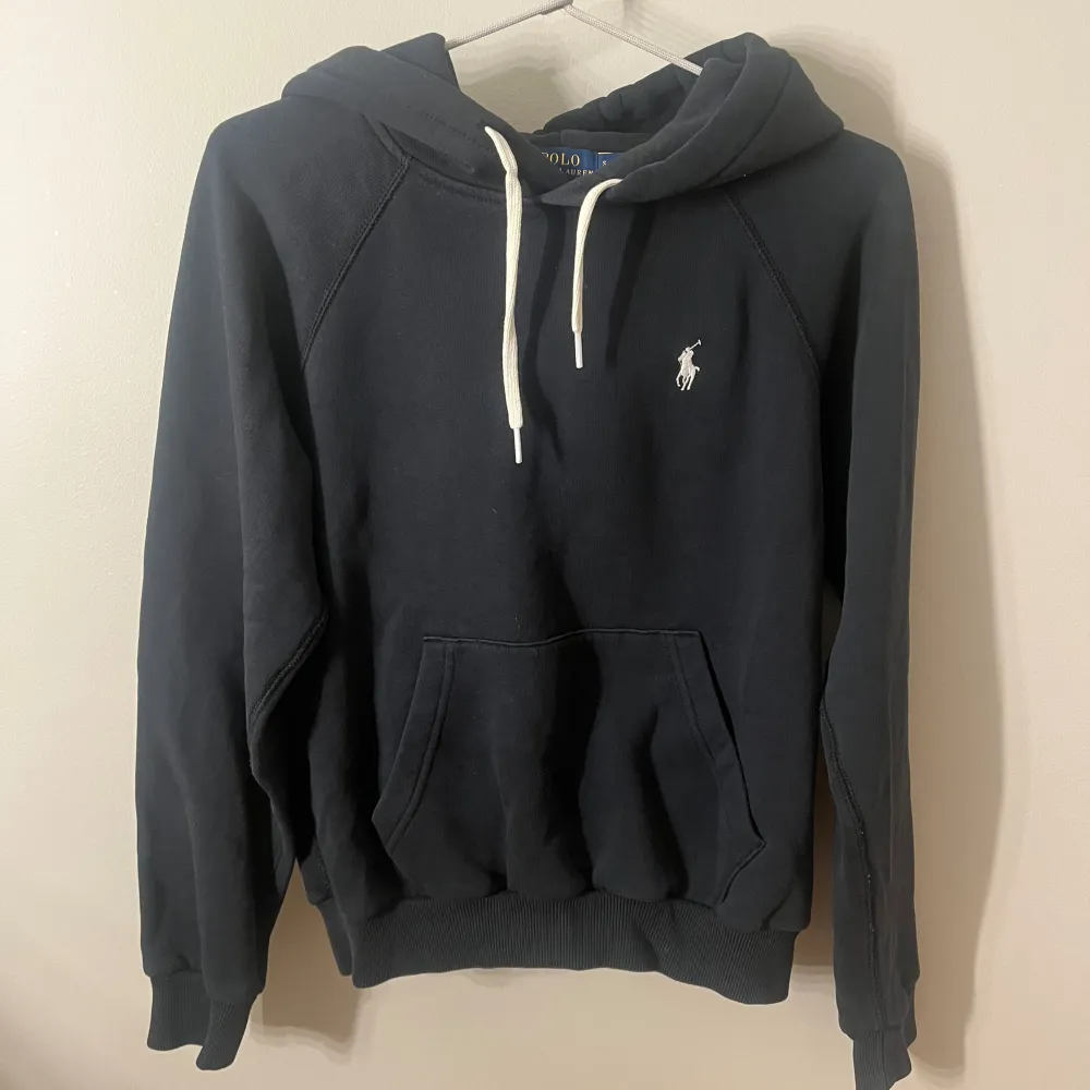 Säljer nu min superfina Ralph Lauren hoodie! ☺️Den är som helt ny och är endast använd 1-2 ggr. Köpt för ca 2000 kr. Storlek S. Köparen står för frakten!. Hoodies.