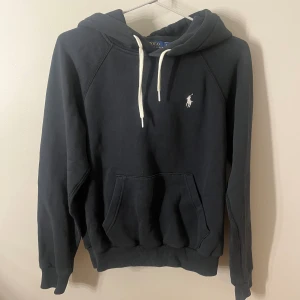 Ralph Lauren hoodie  - Säljer nu min superfina Ralph Lauren hoodie! ☺️Den är som helt ny och är endast använd 1-2 ggr. Köpt för ca 2000 kr. Storlek S. Köparen står för frakten!