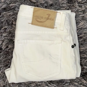 Jacob Cohen Jeans  - Säljer nu mina riktigt feta Jacob Cohen Jeans ifrån deras vinter kollektion förra året i färgen ”Snow White” grymma nu till sommaren! Hör av er vid frågor & funderingar🤝